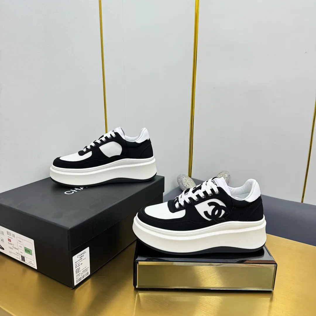 👟👟Ex-factory price 600👟👟 Upgraded version, upgraded version, upgraded version! No rebuttal accepted! ! ! ! Chanel Chanel panda shoes! 2025 counter's top casual sports shoes. This classic design; the upper is electro-embroidered with a variety of techniques; the outsole is fashionable and sporty; the unusual inclusion of a variety of color matching elements... The diversified mix and match is very good-looking and versatile, and can be used for leisure, fashion, sports, and outdoor... ꫛꫀꪝ Go➫ Materials: ❶Upper made of: original imported first-layer silk cowhide + original waterproof cloth + original first-layer cowhide ❷Inner lining: Original Yangli+Net ❸Outsole based on: Original TPU combination outsole Counter boutique packaging complete set for women 35–41 👉 👉
